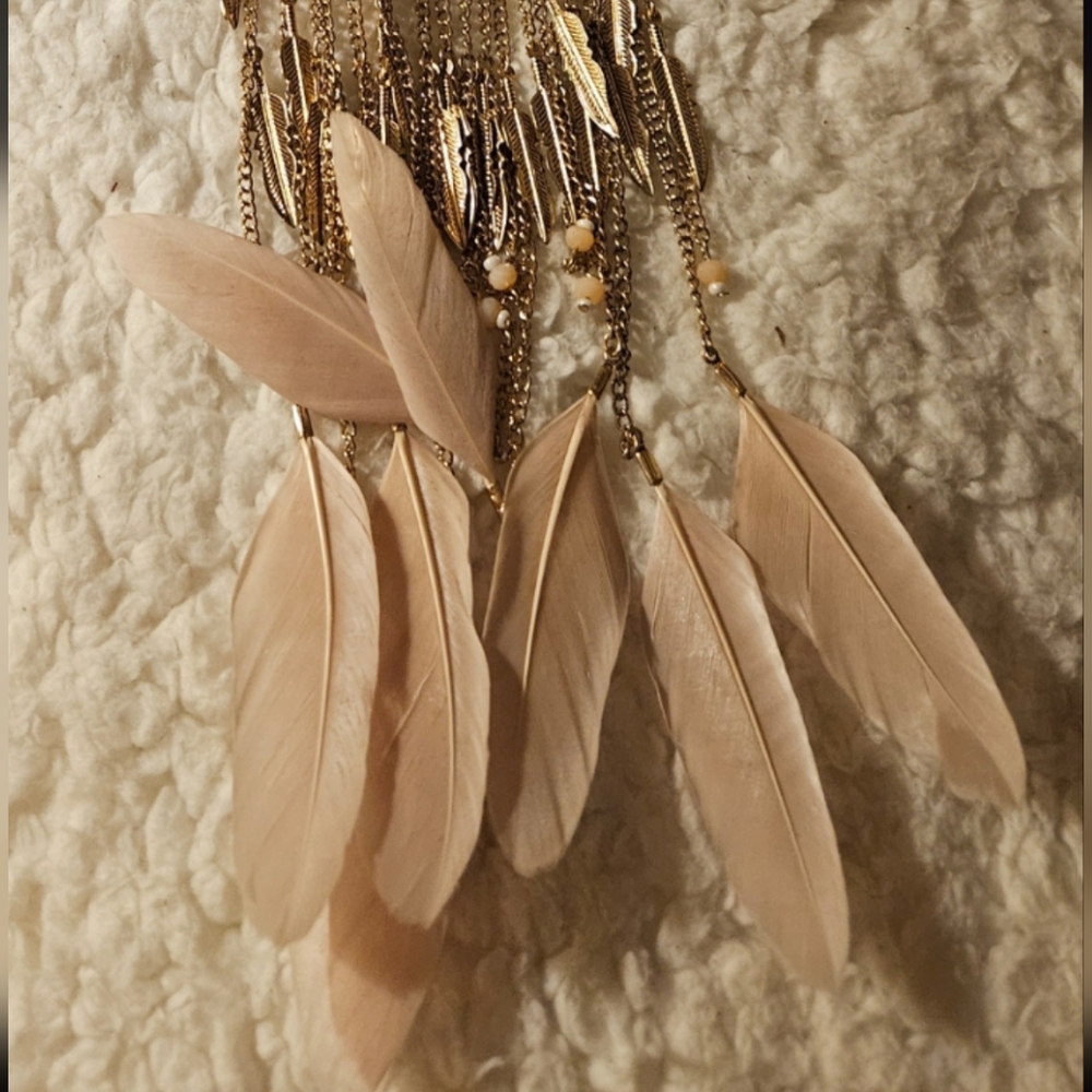 NEW YORK AND COMPANY Sexy Gold Draping Necklace Peach Colored Feathers 21" - Picture 3 of 6